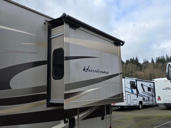 2016 Thor Motor Coach Hurricane 31S - Image 6