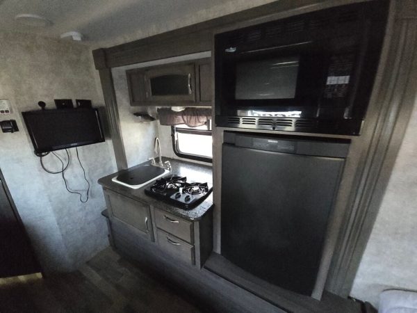 2016 Winnebago Winnie Drop 170S - Image 10