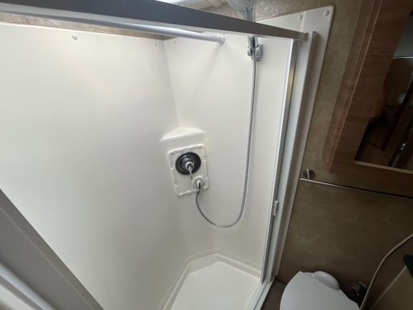2017 Itasca Navion 24V - Image 12