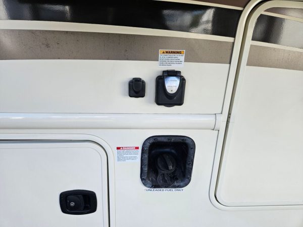 2017 Thor Motor Coach Hurricane 31S - Image 11