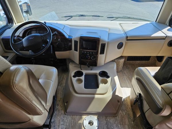 2017 Thor Motor Coach Hurricane 31S - Image 13