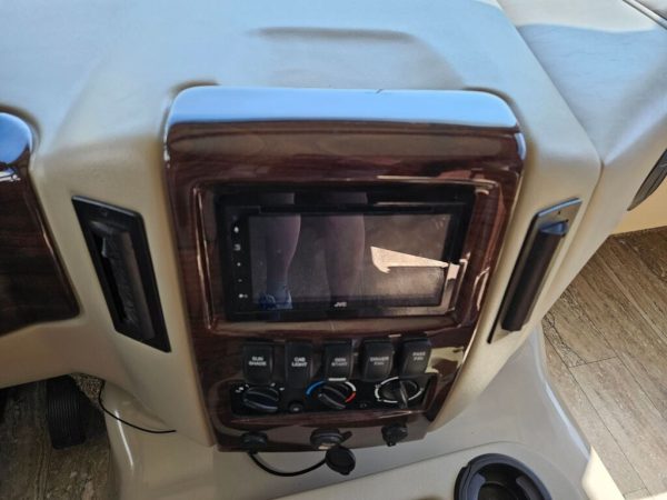 2017 Thor Motor Coach Hurricane 31S - Image 14