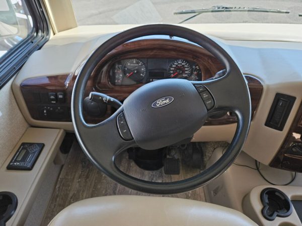 2017 Thor Motor Coach Hurricane 31S - Image 15