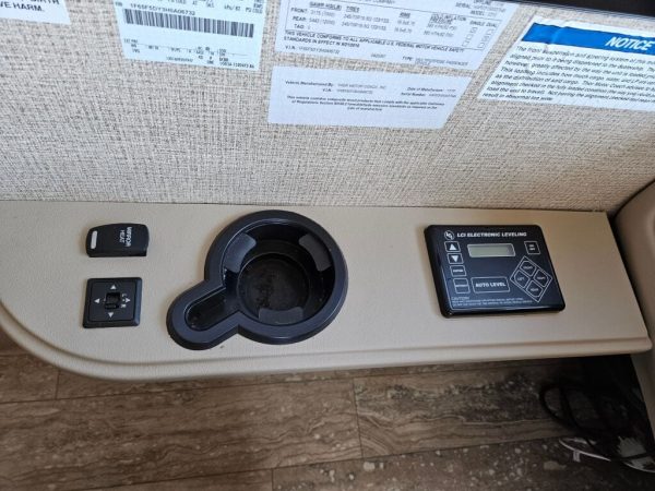 2017 Thor Motor Coach Hurricane 31S - Image 16