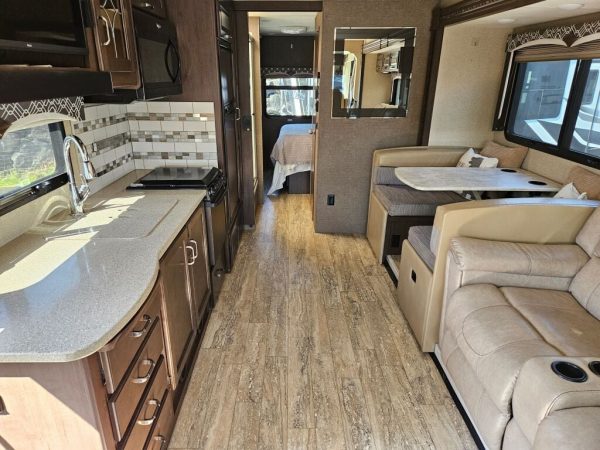 2017 Thor Motor Coach Hurricane 31S - Image 17