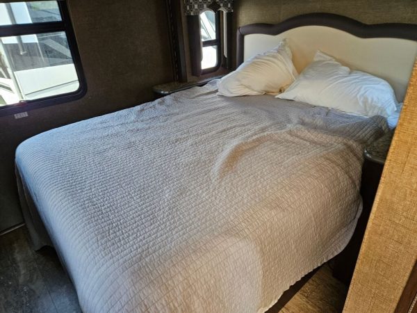 2017 Thor Motor Coach Hurricane 31S - Image 18