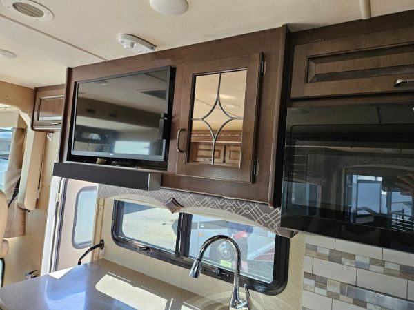 2017 Thor Motor Coach Hurricane 31S - Image 25