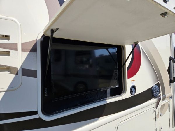 2017 Thor Motor Coach Hurricane 31S - Image 9