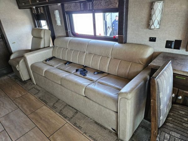 2017 Tiffin Motorhomes Allegro 36LA - Image 13