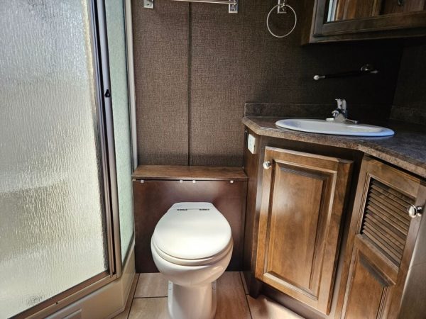 2017 Tiffin Motorhomes Allegro 36LA - Image 15