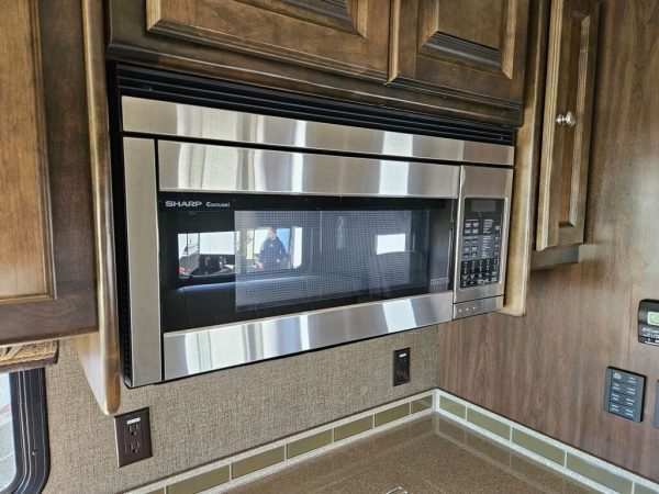 2017 Tiffin Motorhomes Allegro 36LA - Image 21