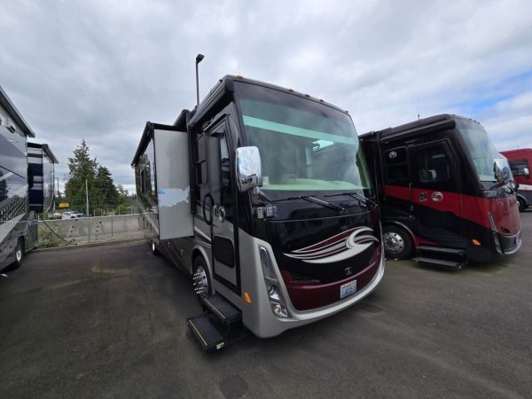 2017 Tiffin Motorhomes Allegro Breeze 32BR - Image 2