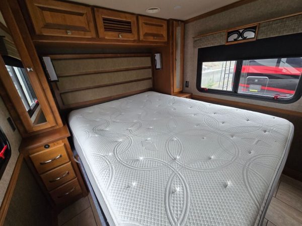 2017 Tiffin Motorhomes Allegro Breeze 32BR - Image 14