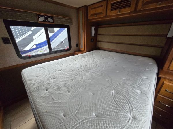 2017 Tiffin Motorhomes Allegro Breeze 32BR - Image 15