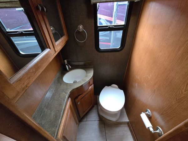 2017 Tiffin Motorhomes Allegro Breeze 32BR - Image 16