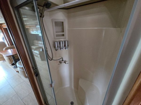 2017 Tiffin Motorhomes Allegro Breeze 32BR - Image 17