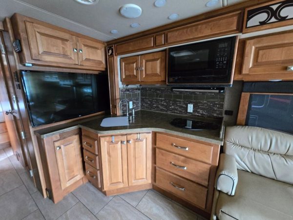 2017 Tiffin Motorhomes Allegro Breeze 32BR - Image 10