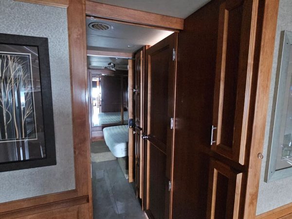 2017 Tiffin Motorhomes Phaeton 36GH - Image 12