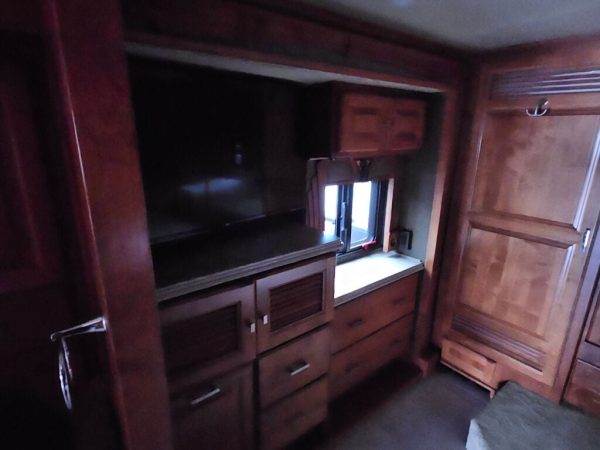 2017 Tiffin Motorhomes Phaeton 36GH - Image 18