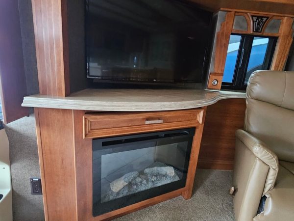 2017 Tiffin Motorhomes Phaeton 36GH - Image 24