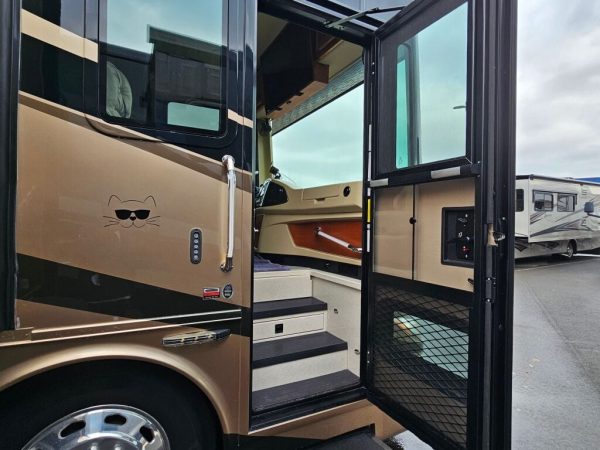 2017 Tiffin Motorhomes Phaeton 36GH - Image 5