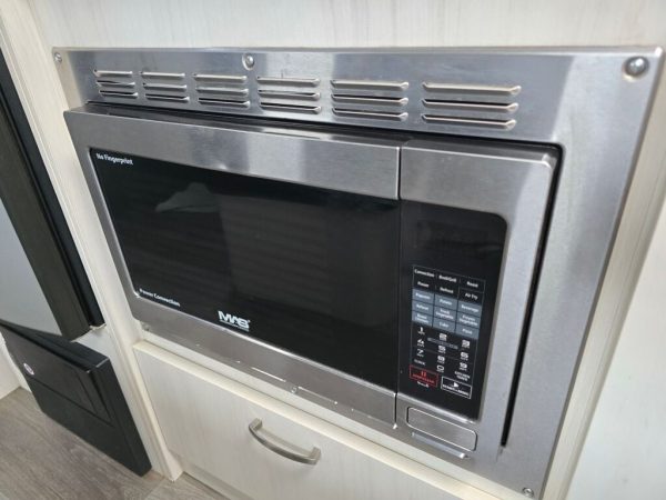 2018 Airstream Bambi Sport 22FB - Image 16