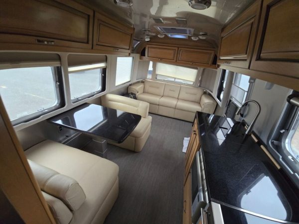 2018 Airstream Classic 30RB TWIN - Image 12