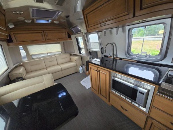 2018 Airstream Classic 30RB TWIN - Image 13