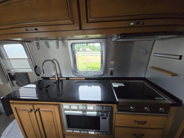 2018 Airstream Classic 30RB TWIN - Image 14