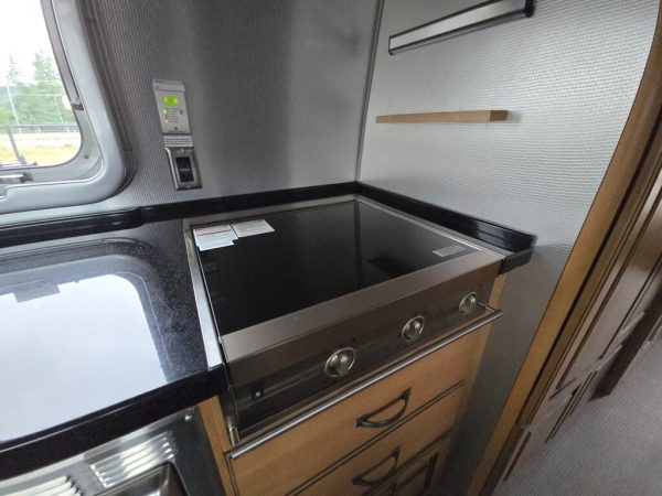 2018 Airstream Classic 30RB TWIN - Image 15
