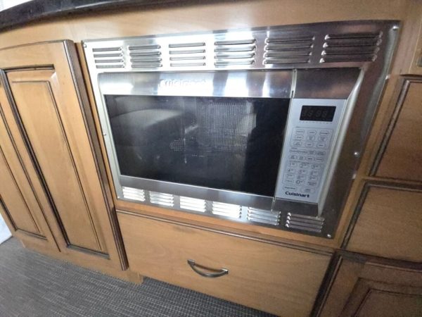 2018 Airstream Classic 30RB TWIN - Image 16