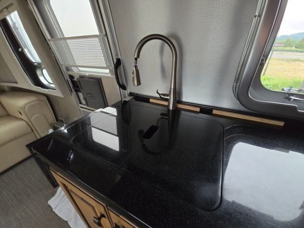 2018 Airstream Classic 30RB TWIN - Image 17