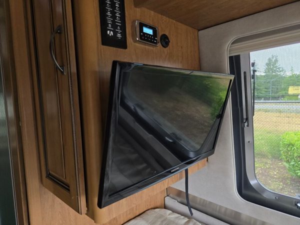 2018 Airstream Classic 30RB TWIN - Image 25