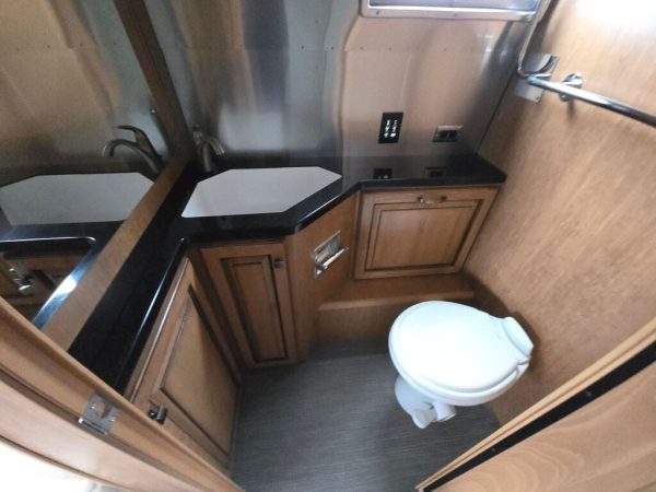 2018 Airstream Classic 30RB TWIN - Image 27