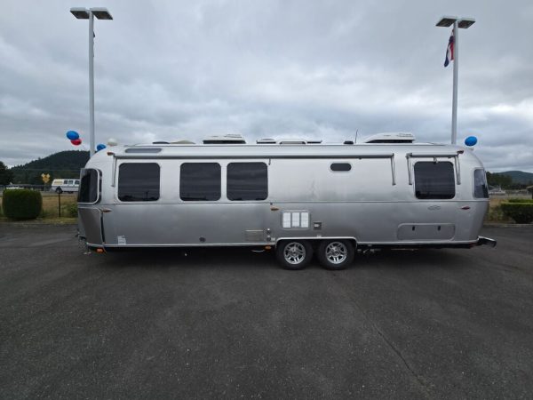 2018 Airstream Classic 30RB TWIN - Image 4