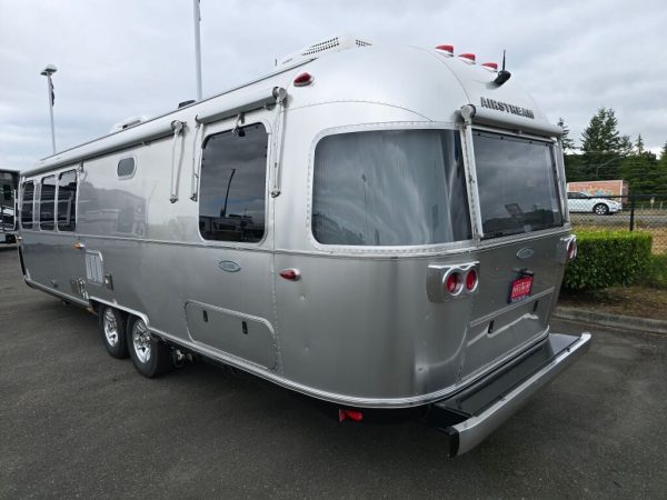 2018 Airstream Classic 30RB TWIN - Image 5