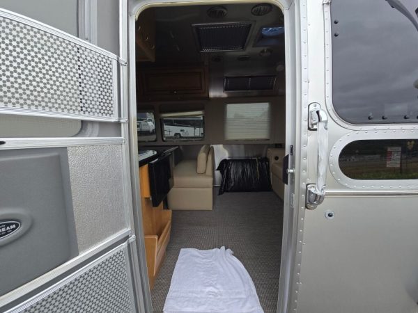 2018 Airstream Classic 30RB TWIN - Image 8