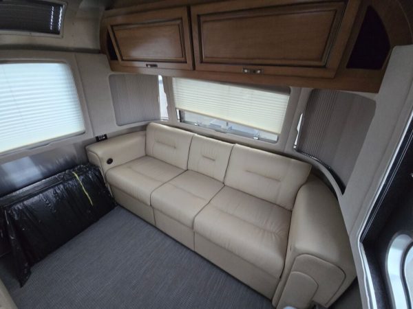 2018 Airstream Classic 30RB TWIN - Image 9
