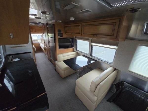 2018 Airstream Classic 30RB TWIN - Image 10