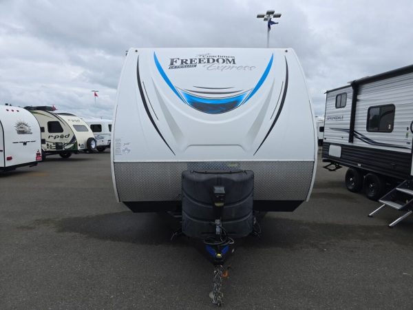 2018 Coachmen Freedom Express Deep Slide 231RBDS - Image 2