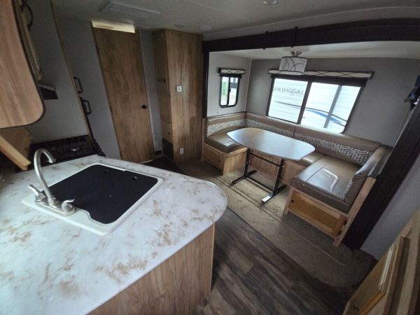 2018 Coachmen Freedom Express Deep Slide 231RBDS - Image 12
