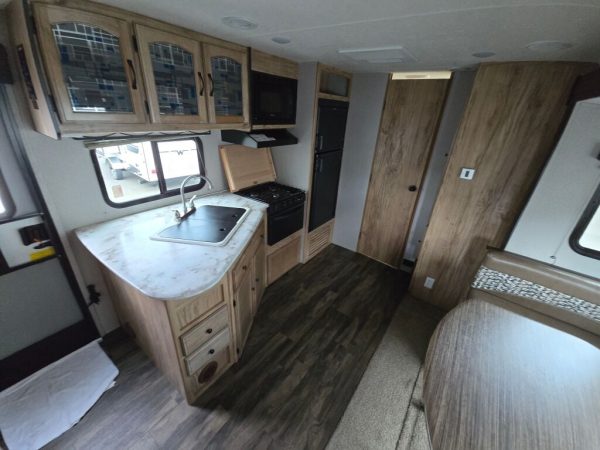 2018 Coachmen Freedom Express Deep Slide 231RBDS - Image 13