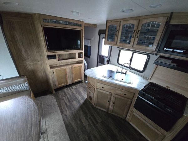 2018 Coachmen Freedom Express Deep Slide 231RBDS - Image 14