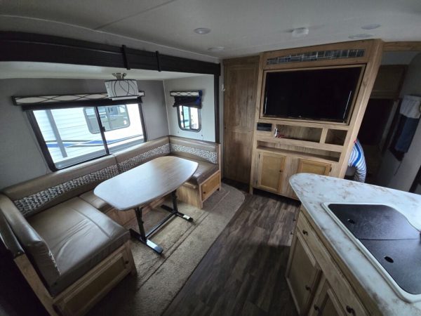 2018 Coachmen Freedom Express Deep Slide 231RBDS - Image 15