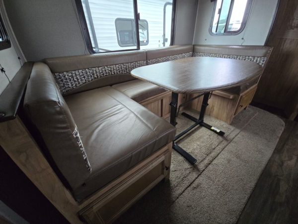2018 Coachmen Freedom Express Deep Slide 231RBDS - Image 16