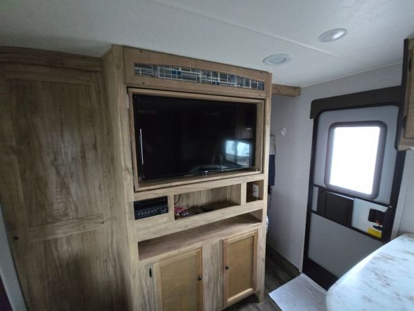 2018 Coachmen Freedom Express Deep Slide 231RBDS - Image 17