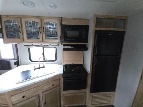 2018 Coachmen Freedom Express Deep Slide 231RBDS - Image 19