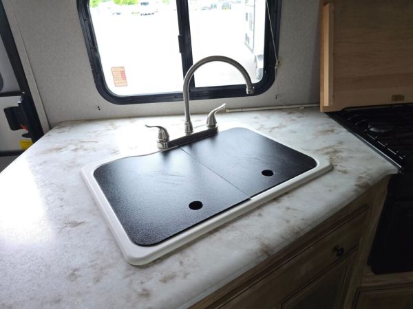 2018 Coachmen Freedom Express Deep Slide 231RBDS - Image 20