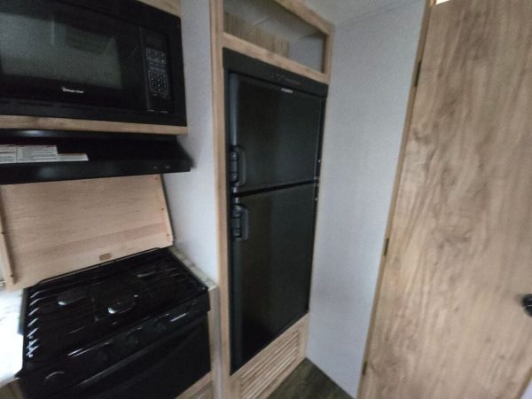 2018 Coachmen Freedom Express Deep Slide 231RBDS - Image 24