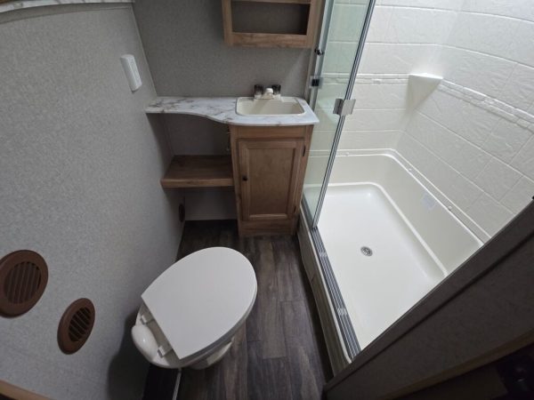2018 Coachmen Freedom Express Deep Slide 231RBDS - Image 25